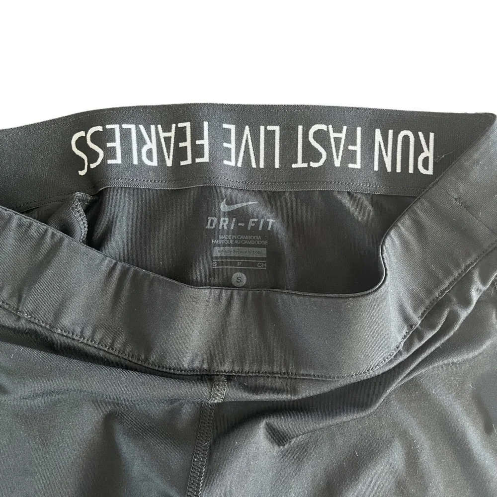 Nike Dri-Fit Run Fast Live Fearless Athletic Gym Capri Leggings Women's Size S.